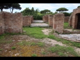 07499 ostia - regio iv - insula iii - domus dei pesci (iv,iii,3) - (via della caupona) - raum (g) - hof - bli durch raum b ins vestibulum (raum a).jpg